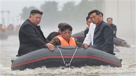 金正恩搭乘橡皮艇勘災。（圖／翻攝自朝中社）