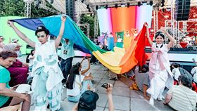 熱浪來襲更熱情！文化奧運臺灣館拉起巨型彩虹旗感動全場（業配勿用）