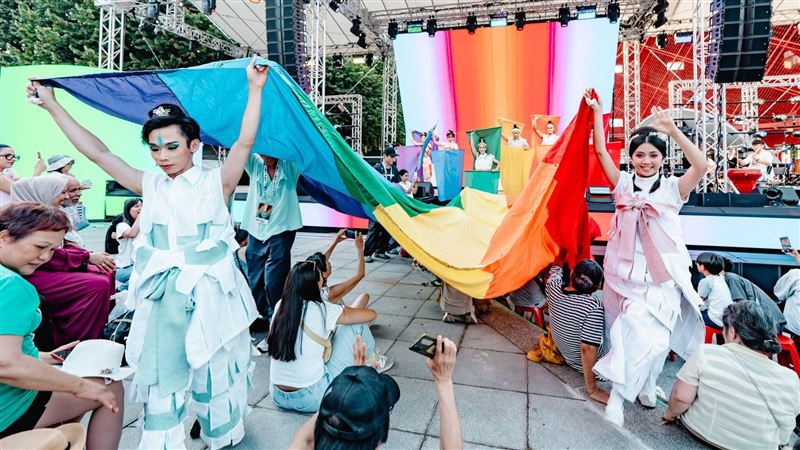 文化奧運臺灣館拉起巨型彩虹旗感動全場