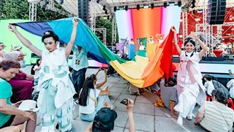 文化奧運臺灣館拉起巨型彩虹旗感動全場