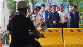 李孟諺赴台北士林監理站視察（2）交通部長李孟諺（前中）31日上午前往台北士林監理站視察監理業務，並觀看機車路考情形。中央社記者趙世勳攝  113年7月31日