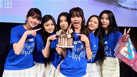 GENBLUE幻藍小熊(左起Nico、許媛媛、毓、采甄、XXIN、Ayeon阿勇)在實境秀首映會上為采甄慶生。（圖／天空娛樂提供）