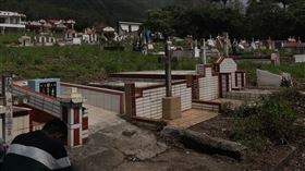 中央氣象署：國家級警報發布將增加彈性花蓮3日發生規模7.2地震時，有7個縣市未收到國家級警報，中央氣象署將增加彈性，因應於震度較大能適時發出警報。圖為花蓮縣秀林鄉崇德公墓，民眾趁清明節假期前往祭拜。中央社記者趙世勳攝　113年4月4日