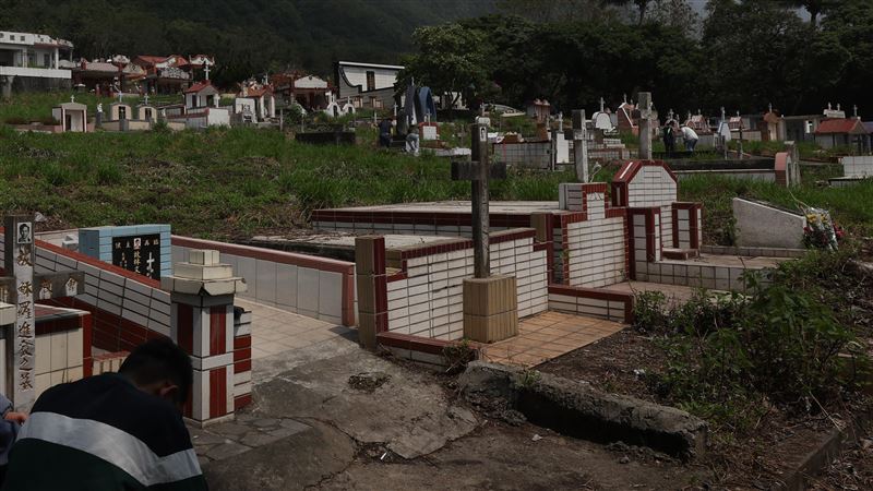 花蓮公墓遭土石流沖進　公所允助移除安置
