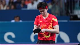 桌球男單排名世界第一  王楚欽爆冷出局（1）桌球男子單打排名世界第一的王楚欽，31日在巴黎奧運男單32強賽，以2比4敗給世界排名第26的瑞典選手摩賈德，大爆冷門出局，成為中國國家桌球隊首名輸球被淘汰的選手。（中新社提供）中央社   113年7月31日