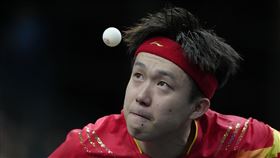 王楚欽的球拍遭踩壞。（圖／美聯社／達志影像）