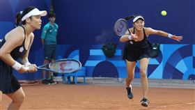 巴黎奧運網球女雙 詹詠然、詹皓晴不敵捷克落敗（2）2024巴黎奧運網球女雙首輪賽事在當地時間30日舉行，台灣女雙組合詹詠然（左）、詹皓晴（右）出戰捷克組合陷入苦戰，最終以4比6、0比6落敗，本屆奧運會止步首輪。中央社記者王騰毅巴黎攝  113年7月31日