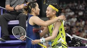 ▲台灣羽球一姊戴資穎，巴黎奧運止步小組賽，賽後與好友依瑟儂擁抱。（圖／中華奧會提供）