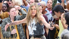 珍妮佛安妮斯頓在紐約拍攝《晨間直播秀4》。(圖／美聯社／達志影像