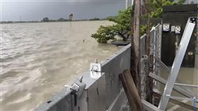 防水閘門隔絕汪洋守住百年米廠，驚人畫面震撼2萬人。（圖／翻攝自芳榮米廠臉書）