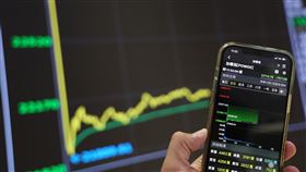 台股跌752.63點（1）台股因颱風假休市期間，美國科技股持續下挫，台北股市26日開低走低，收盤跌752.63點，為22119.21點，跌幅3.29%，成交金額新台幣4684.71億元。中央社記者張新偉攝　113年7月26日