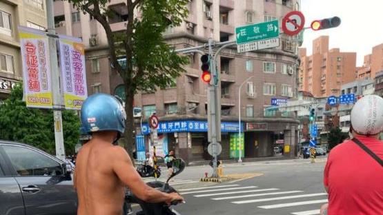 健壯阿伯只穿1件就上路…網歪樓：好潮