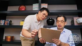 王宏智（左）教戰，買股票可透過「競拍可轉債」來評估後市，有機會找到飆股。