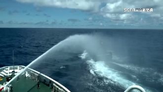 中漁船撞高雄漁船拒檢逃　海巡出水砲攔停