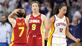 中國女籃巴黎奧運首戰以1分敗給西班牙，球評轉播時特別提到球員李夢（中）帶妝比賽。（圖／美聯社／達志影像）