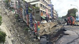 回過高雄氣爆已經10年，當時丙烯外洩「道路炸成壕溝」釀32死321傷，是高雄人永遠的傷痕。（圖／三立新聞網）