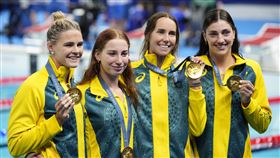 澳洲選手歐凱勒根（Mollie O'Callaghan）、傑克（Shayna Jack）、麥肯伊（Emma McKeon）、哈里斯（Meg Harris）昨晚在女子4x100公尺自由式接力賽項目贏得金牌。（圖／美聯社／達志影像）