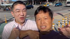 台灣國理事長陳峻涵與謝國樑合照時高喊「拆樑行動差你一票」（圖／翻攝自陳峻涵影片）