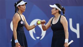 巴黎奧運網球女雙 詹詠然、詹皓晴首輪出賽（1）2024巴黎奧運網球女雙首輪賽事在當地時間30日舉行，台灣女雙組合詹詠然（右）、詹皓晴（左）出戰捷克組合，兩人在賽中相互加油打氣。中央社記者王騰毅巴黎攝  113年7月31日