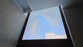 蘭陽女中驚傳槍案，玻璃碎裂的慘況相當驚悚。