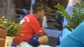 吳宗憲孤單坐在門口吃東西的畫面全被錄下。（圖／翻攝自臉書）