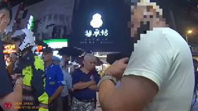 北市陳男在廣州街夜市扯頭髮痛毆施姓阿公店小姐。（圖／翻攝畫面）