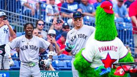 ▲洋基新同學齊森姆（Jazz Chisholm Jr.）和費城人吉祥物費納寶（Phanatic）隔空對嗆。（圖／翻攝自洋基推特）