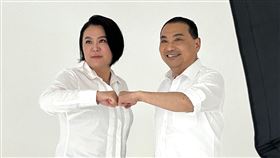 侯友宜跟藍委參選人陳玉珍、徐巧心、羅智強等人拍宣傳照。(圖/侯友宜競選辦公室提供)