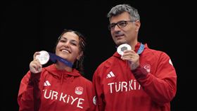 土耳其射擊代表迪凱奇（Yusuf Dikec）卻沒有穿戴任何護具與裝備，輕裝上陣還能一舉奪得銀牌。（圖/路透社/達志影像）