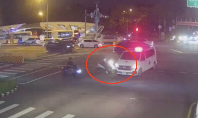 台中女「丁字撞」救護車!重摔倒地全身傷