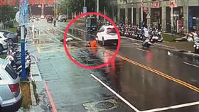 老翁慘遭後方轎車追撞，當場慘摔在地。（圖／警方提供）