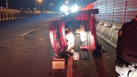 女子精神恍惚導致車輛直接大翻覆。（圖／警方提供）