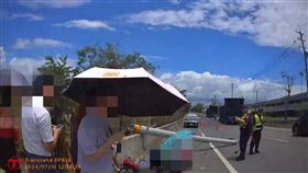 嘉義縣義竹鄉昨天（31日）發生一起死亡車禍，一輛曳引車行經172線道4.7公里處時，不慎勾到電線、扯斷電線桿，一名張姓男教師（36歲）騎車經過閃避不及，遭電線杆砸中當場倒地不起，警消人員獲報張男送醫急救，但最終仍傷重不治。