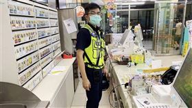  超商店員身體不適，血糖飆高，臺西警員化身超商店員代班，站櫃檯(圖／翻攝畫面)