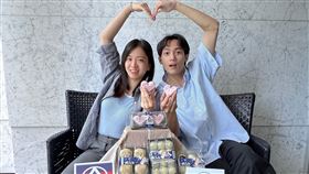 全聯今年七夕麻糬祭We Sweet與宜蘭傳藝園區推出聯名甜點，視覺靈感來自傳藝知名藍眼淚，包裝設計藍色為底搭配大小光圈營造光暈感，加上浪漫情話，麻糬搖身一變為傳愛大使，為你傳情意。（圖／品牌業者提供）