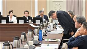 行政院長卓榮泰今（1）日在院會中向凱米颱風期間的救災人員鞠躬致意。（圖／行政院提供)