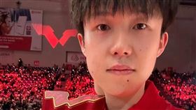 王楚欽球拍被踩斷！陸網瞎扯「老外陰謀」　畫面一對比：疑是自己人