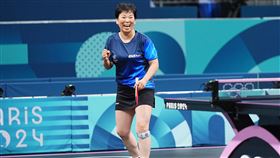 桌球阿嬤倪夏蓮敗給孫穎莎  止步巴奧女單32強（1）巴黎奧運桌球女子單打賽事，31日上演「祖孫戰」。61歲的盧森堡華裔「桌球阿嬤」倪夏蓮敗給排名世界第一的23歲中國選手孫穎莎，止步32強。圖為倪夏蓮賽中始終保持笑容。（中新社提供）中央社  113年7月31日