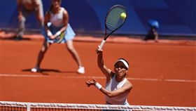 巴黎奧運　台灣網球女雙8強止步（3）台灣網球女雙組合謝淑薇（前）、曹家宜（後左）法國時間1日在巴黎奧運出戰，並於8強賽遇上捷克組合，可惜最終敗陣止步。中央社記者吳家昇巴黎攝　113年8月1日