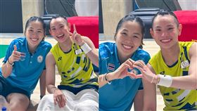 依瑟儂、戴資穎合照比愛心。（圖／翻攝自依瑟儂IG）