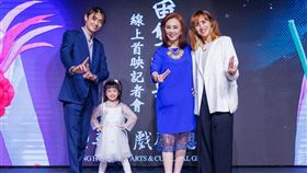 楊政憲（左起）、楊熙蘋、孫翠鳳、陳昭賢一家人三代同堂畫面溫馨。（圖／明華園戲劇總團提供）