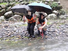 ▲新竹武林帖，女高中生溺斃案，女學生最後身影曝光，當時一手捏著鼻子，躺在湍急的溪水裡被強烈水勢衝擊。（圖／家屬提供）