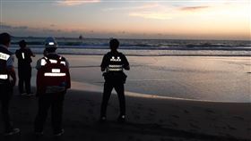 海巡人員與警消搜尋失蹤遊客未果，今日將繼續搜尋。（圖／翻攝自記者爆料網）
