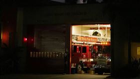 凌晨0點，高雄市消防局新興分隊所有車輛警鳴器大響。（示意圖／Pexels／CTWANT）