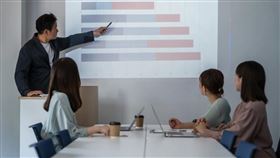 勞動部調查顯示物理、化學和地球科學的畢業生薪水最高。（示意圖，photoAC）