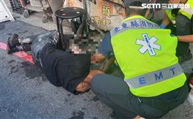 新／夜店狂歡變調！1男遭砍斷手掌血狂噴（圖／翻攝畫面）