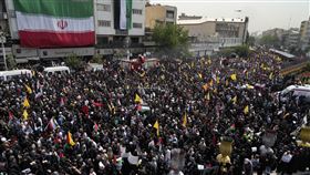 巴勒斯坦伊斯蘭主義組織哈瑪斯最高政治領袖哈尼雅在伊朗首都德黑蘭遇襲身亡，伊朗1日在報復聲浪中舉行殯禮。（圖／美聯社／達志影像）