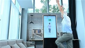 工研院參加第一屆高齡健康產業博覽會，於經濟部產業技術司專館，展示「智慧認知運動」銀髮照護解方，利用影像辨識技術，同步捕捉長者運動姿態與認知行為表現，進行AI演算法分析，即時調整訓練內容，協助長者逐漸改善認知能力，提升日常生活品質。（圖／工研院）