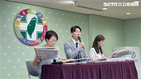 ▲民進黨發言人吳崢(中)、台北市議員簡舒培、洪婉臻召開【 蔣萬安「深刻檢討」狼師案？ 七成被害者討無公道 】記者會（圖／記者高逸帆攝影）