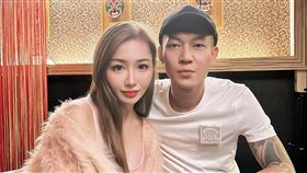 鳳梨跟老婆歐菈常公開放閃。（圖／翻攝臉書）